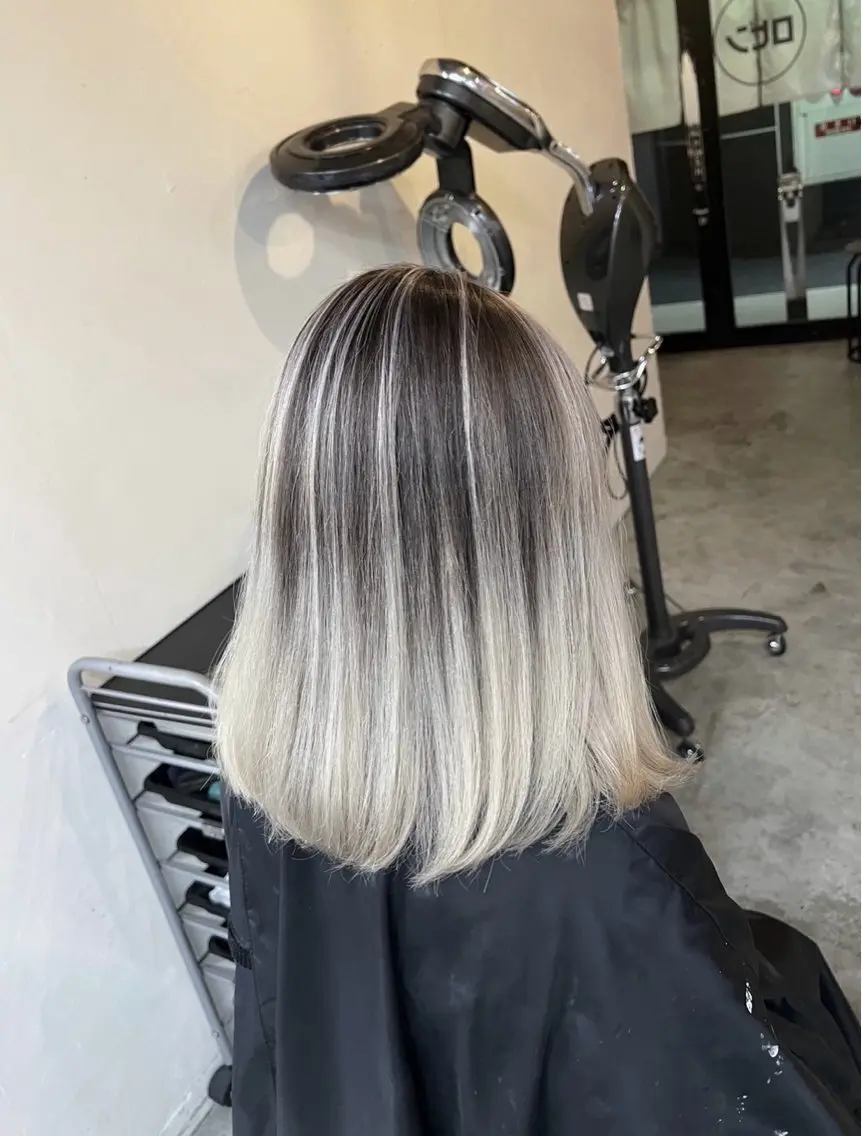 ミディアム カラー バレイヤージュ シルバー ホワイトシルバー レイヤーカット ヘアカラー トリートメント 指名数No.1 /NAOYAのヘアスタイル