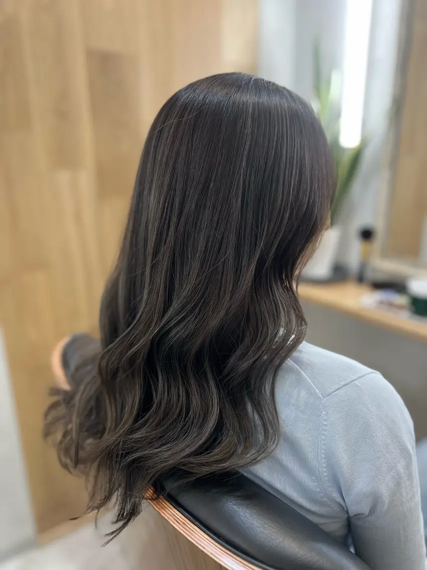 セミロング カラー アッシュ ハイライトカラー ハイライト 多賀 順平のヘアスタイル