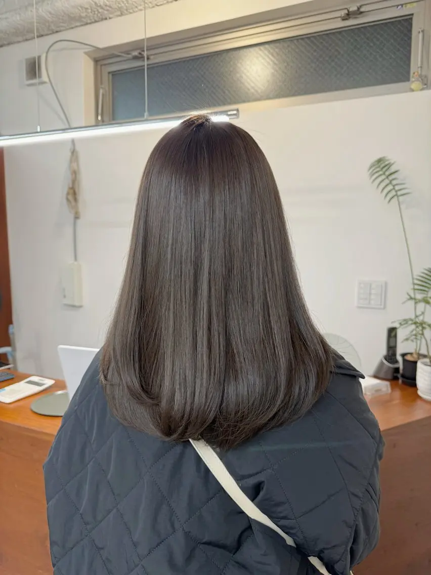 セミロング ヘアカラー 顔まわりレイヤー 透明感カラー🩵🩵のヘアスタイル