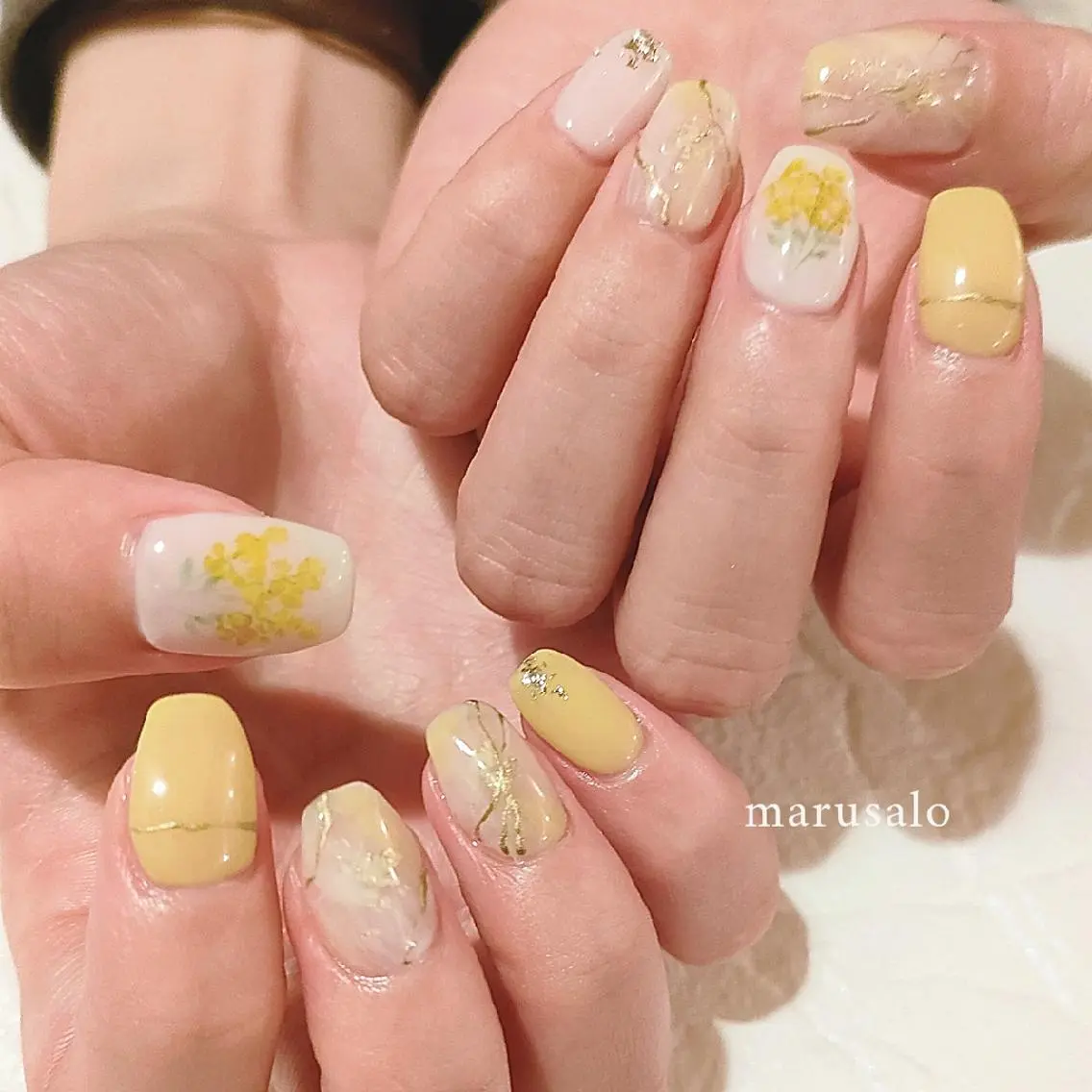 ネイル フラワーネイル 大理石ネイル(マーブル) ニュアンスネイル 春ネイル 黄色 ハンドネイル marusalo nailのネイルデザイン