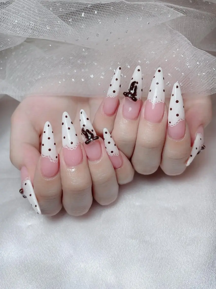 ネイル アートネイル ジェルネイル 韓国ネイル ニュアンスネイル ワンカラーネイル ハンドネイル Queen Nail Salonのネイルデザイン