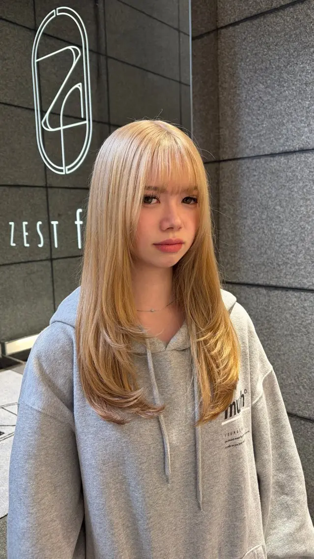 ロング 海優⭐️ネイル⭐️ 透明感カラーのヘアスタイル