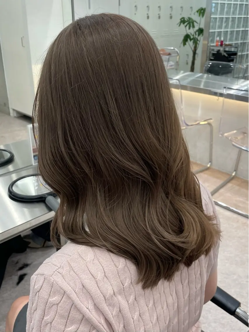 ミディアム カット ヘアカラー 海外ガールヘア🩵 ブリーチカラー優海のヘアスタイル