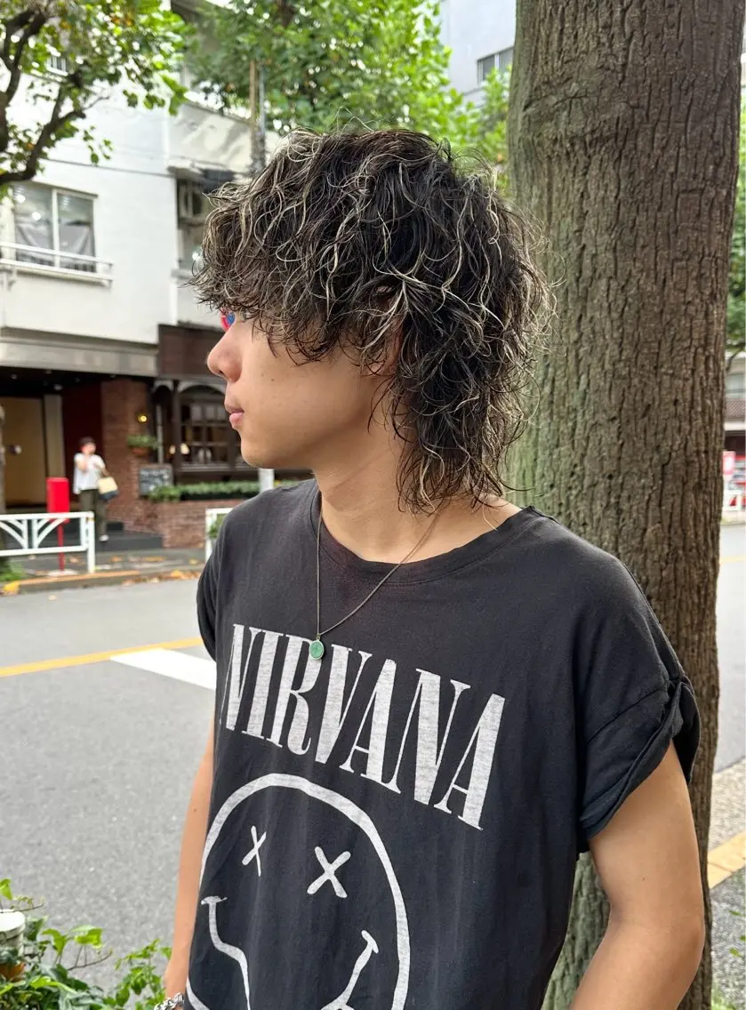 ミディアム カラー パーマ メンズ ミディアムパーマ メンズメッシュ メンズパーマ メンズウルフカット メッシュ 渋谷 メンズヘア⭐️ タニグチヨシユキのヘアスタイル