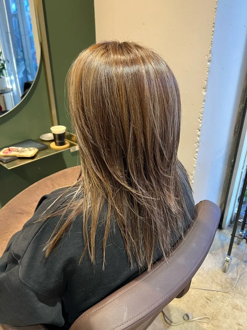 ミディアム カラー ハイライトカラー ハイライト レイヤーカット ヘアカラー トリートメント ヘッドスパ カラースペシャリスト しょう🧑🏼‍🎨のヘアスタイル