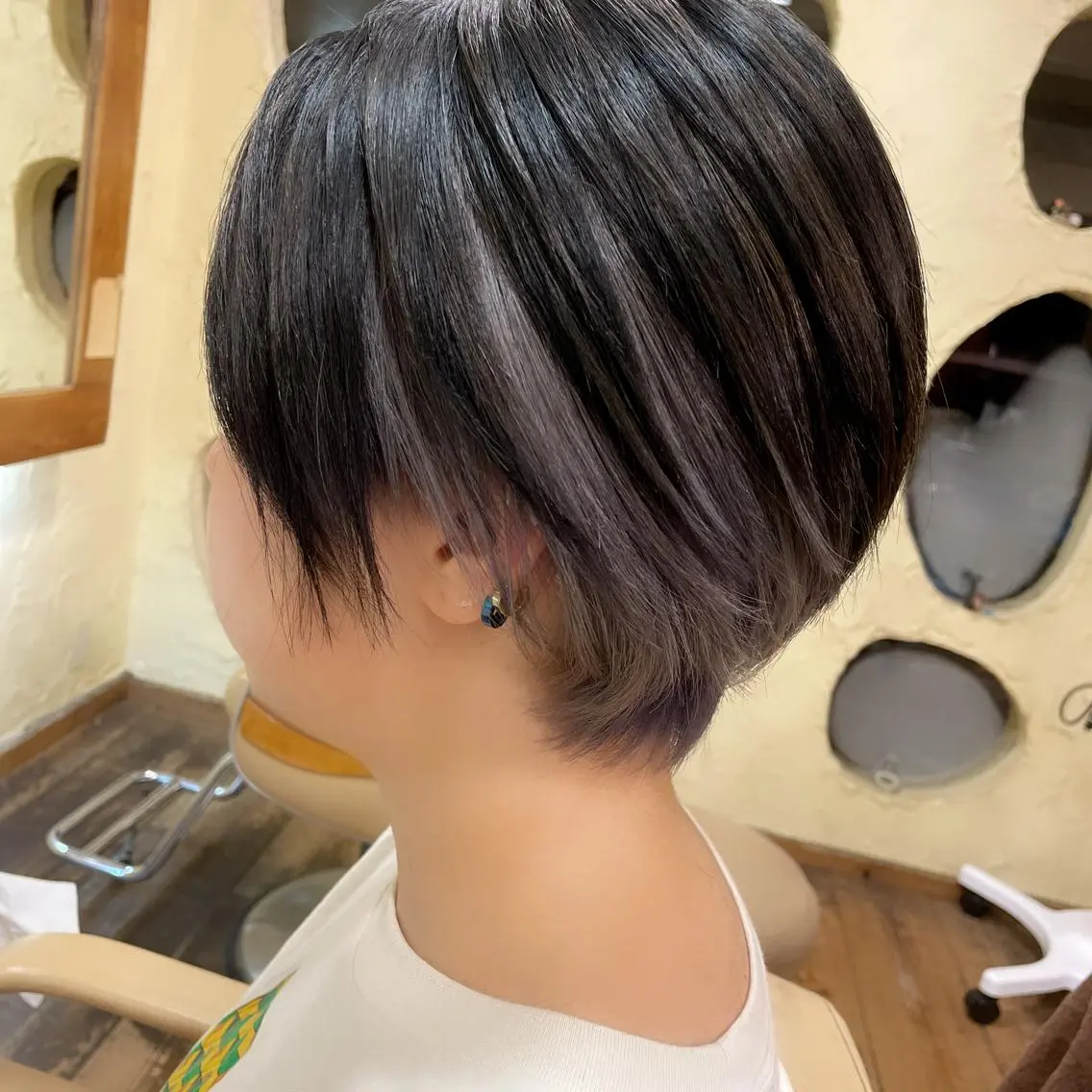カラー 黒髪 ダブルカラー インナーカラー シルバー カット ヘアカラー 大鹿 数馬のヘアスタイル