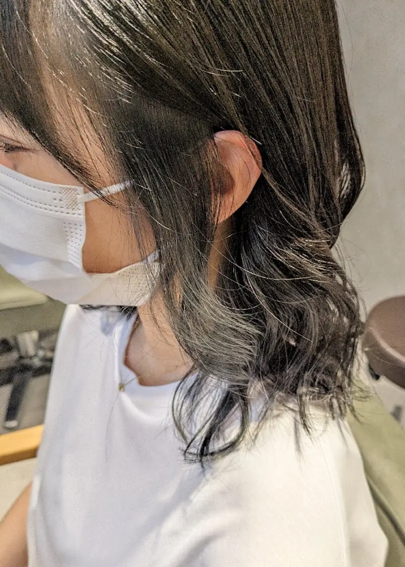ミディアム カラー ヘアアレンジ ダークグレー オリーブグレー カット ヘアカラー 小國 綾かのヘアスタイル