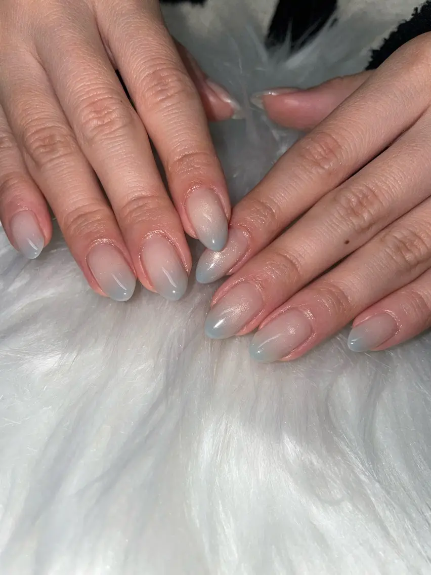 ネイル ブルー グラデーション ホワイト ハンドネイル フットネイル with hues AYAのネイルデザイン