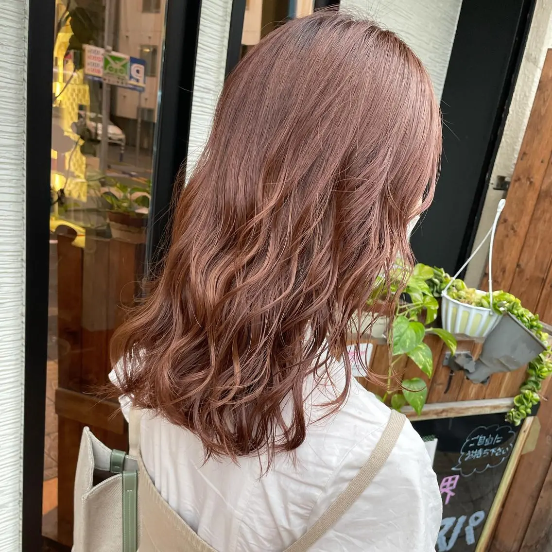 ミディアム カラー ブラウンカラー ピンクカラー ピンクブラウン yoshi （髙橋）のヘアスタイル