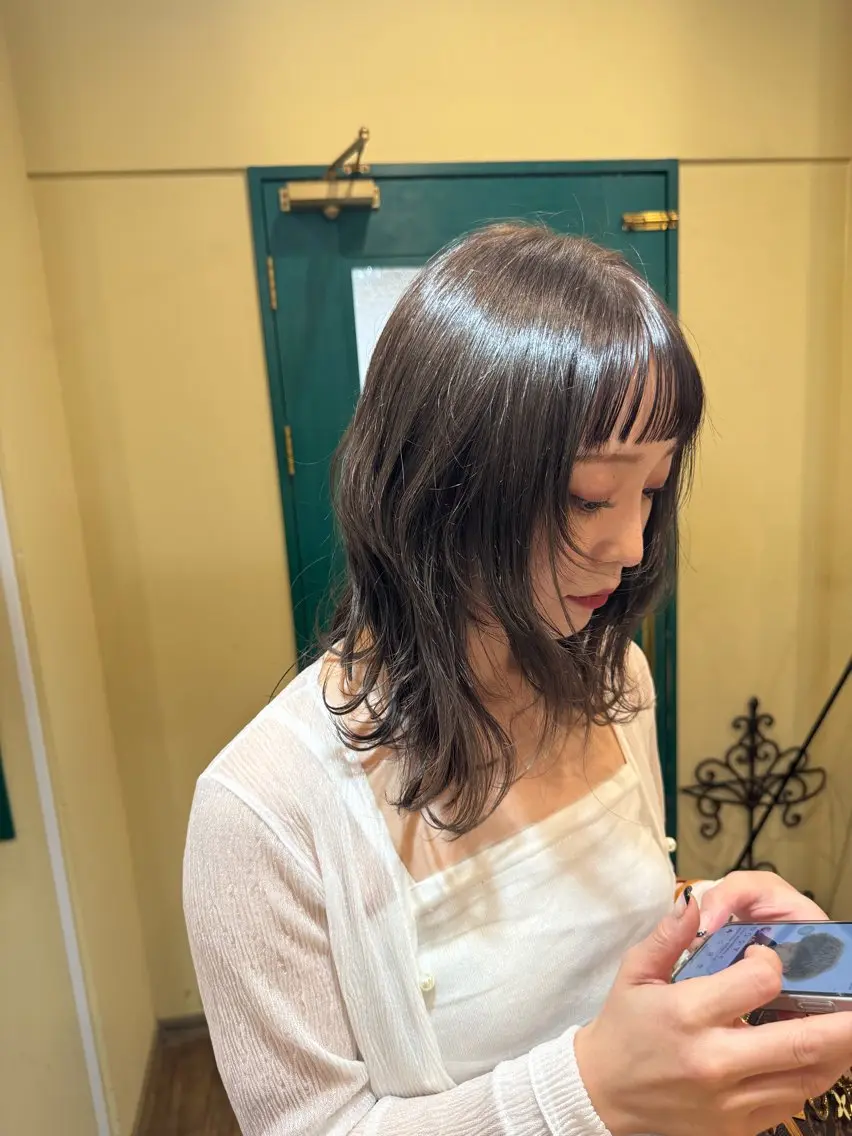 ミディアム カラー グレージュ 顔周りカット レイヤーカット オン眉 🌙似合わせカット 🌙aiのヘアスタイル