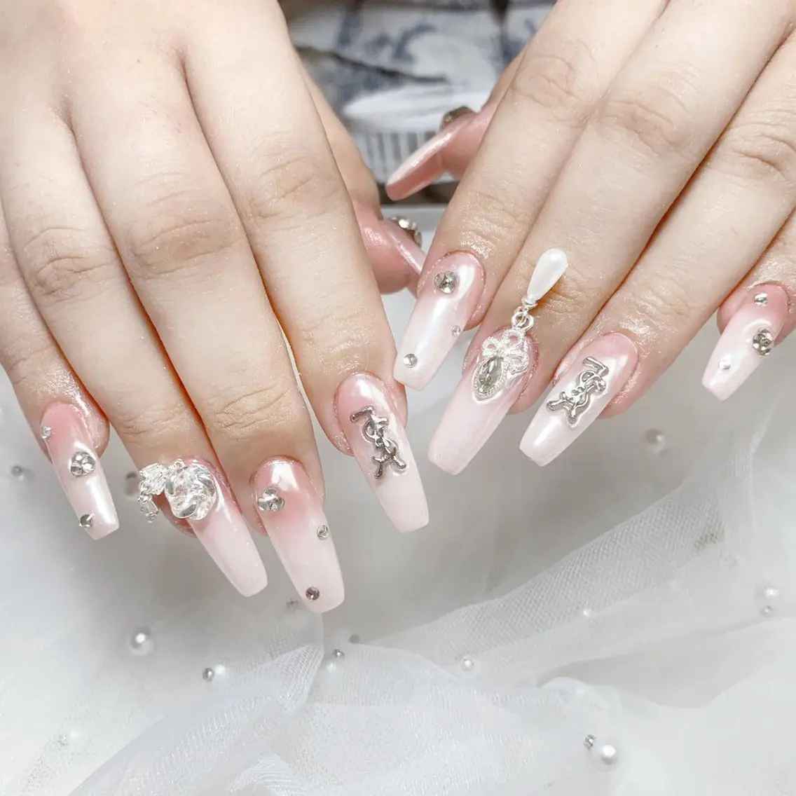 ネイル アートネイル オーロラネイル ガーリー キラキラネイル 韓国ネイル ハンドネイル Nail salon 木にいるのネイルデザイン