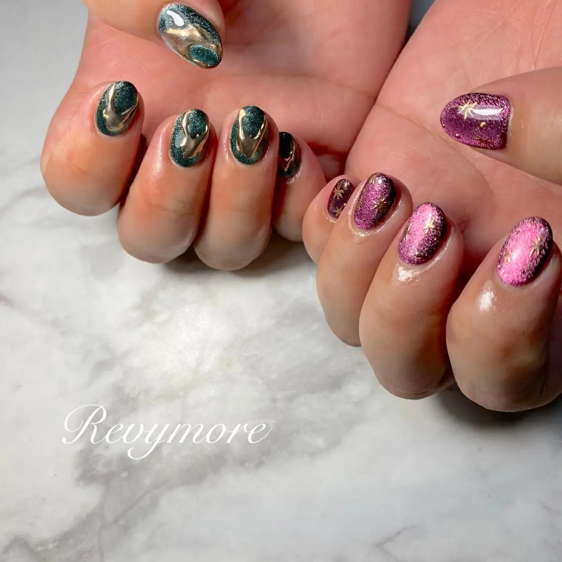 ミディアム ネイル 韓国風ヘア アートネイル ジェルネイル キラキラネイル 韓国ネイル nail salon Revymoreのネイルデザイン