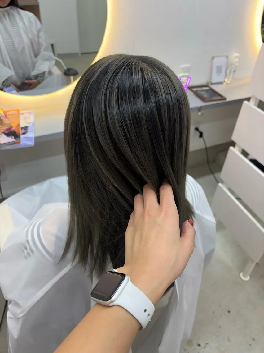 ミディアム カラー バレイヤージュ ハイライトカラー ハイライト レイヤーカット 戸川凜音/ボブ/ レイヤーカットのヘアスタイル