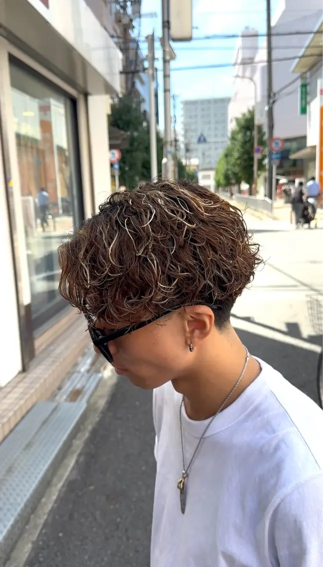 ショート パーマ メンズ メンズパーマ 波巻きパーマ 曲がる縮毛矯正特化/ 川岸のヘアスタイル