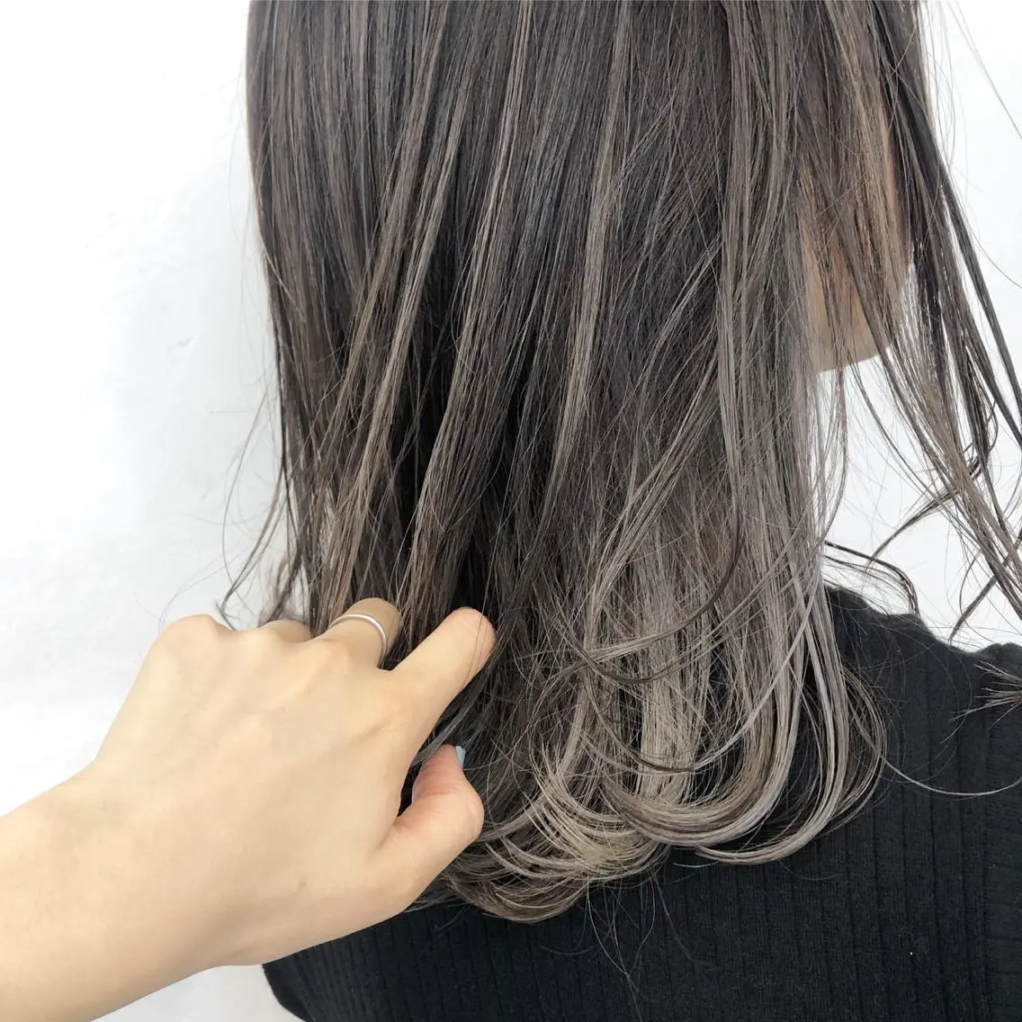 セミロング カラー バレイヤージュ ハイライトカラー ハイライト レイヤーカット ヘアカラー トリートメント ブリーチカラーレイヤ ーカット🦋annaのヘアスタイル