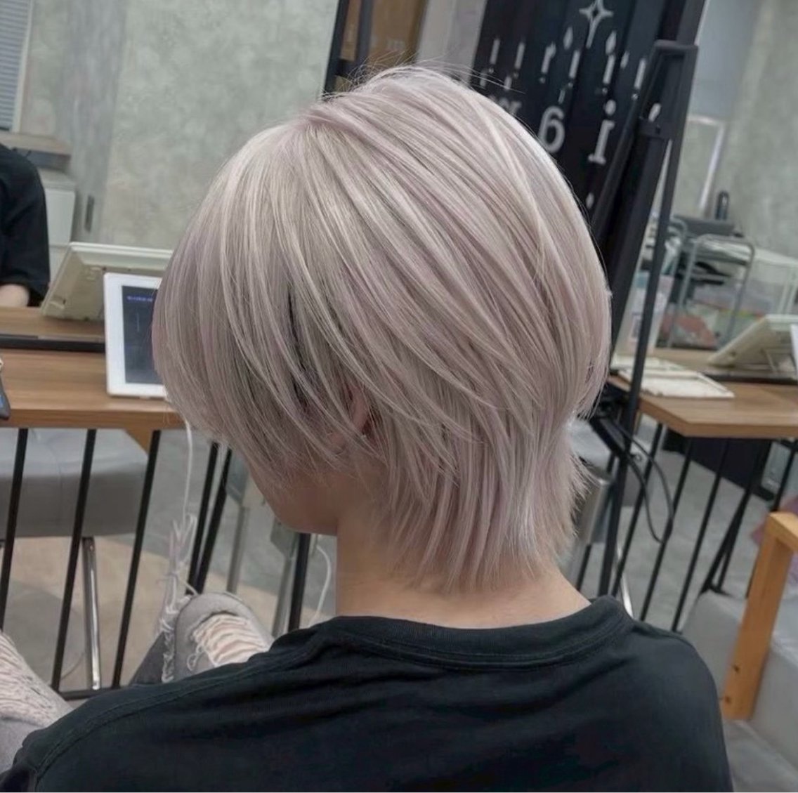 カラー メンズ メンズブリーチ センターパート フェザーパーマ メンズハイトーン メンズ韓国風 ウルフカット特化/ メンズハイトーン哲太のヘアスタイル