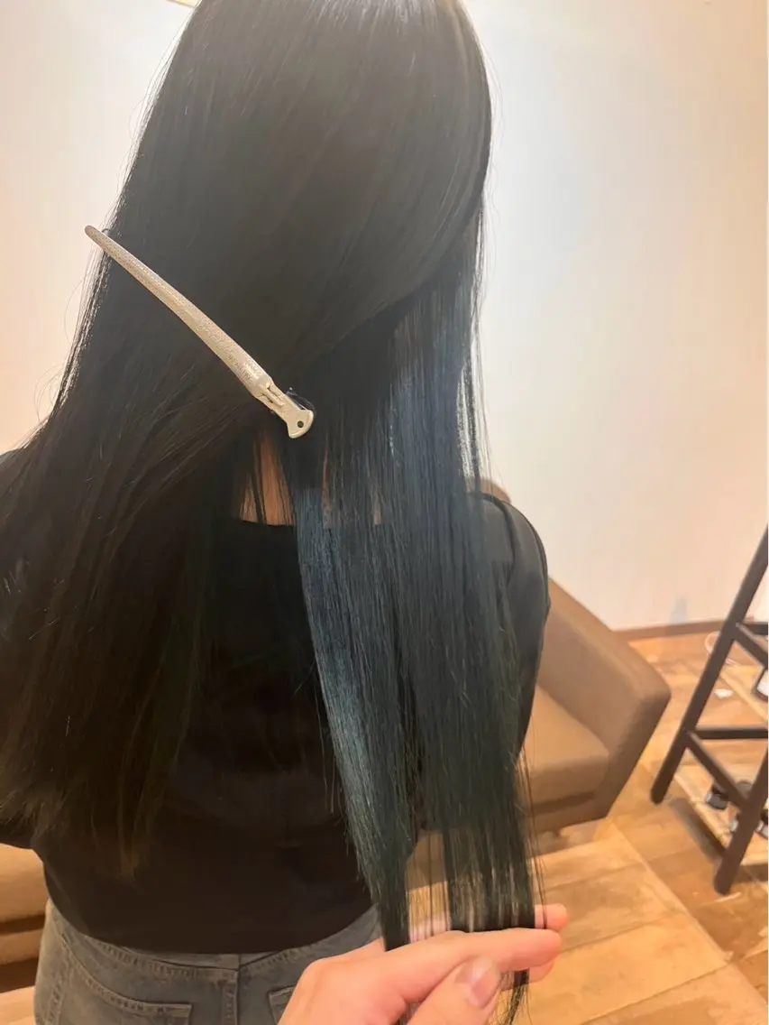カラー インナーカラー ヘアカラー 黒滝 真歩のヘアスタイル