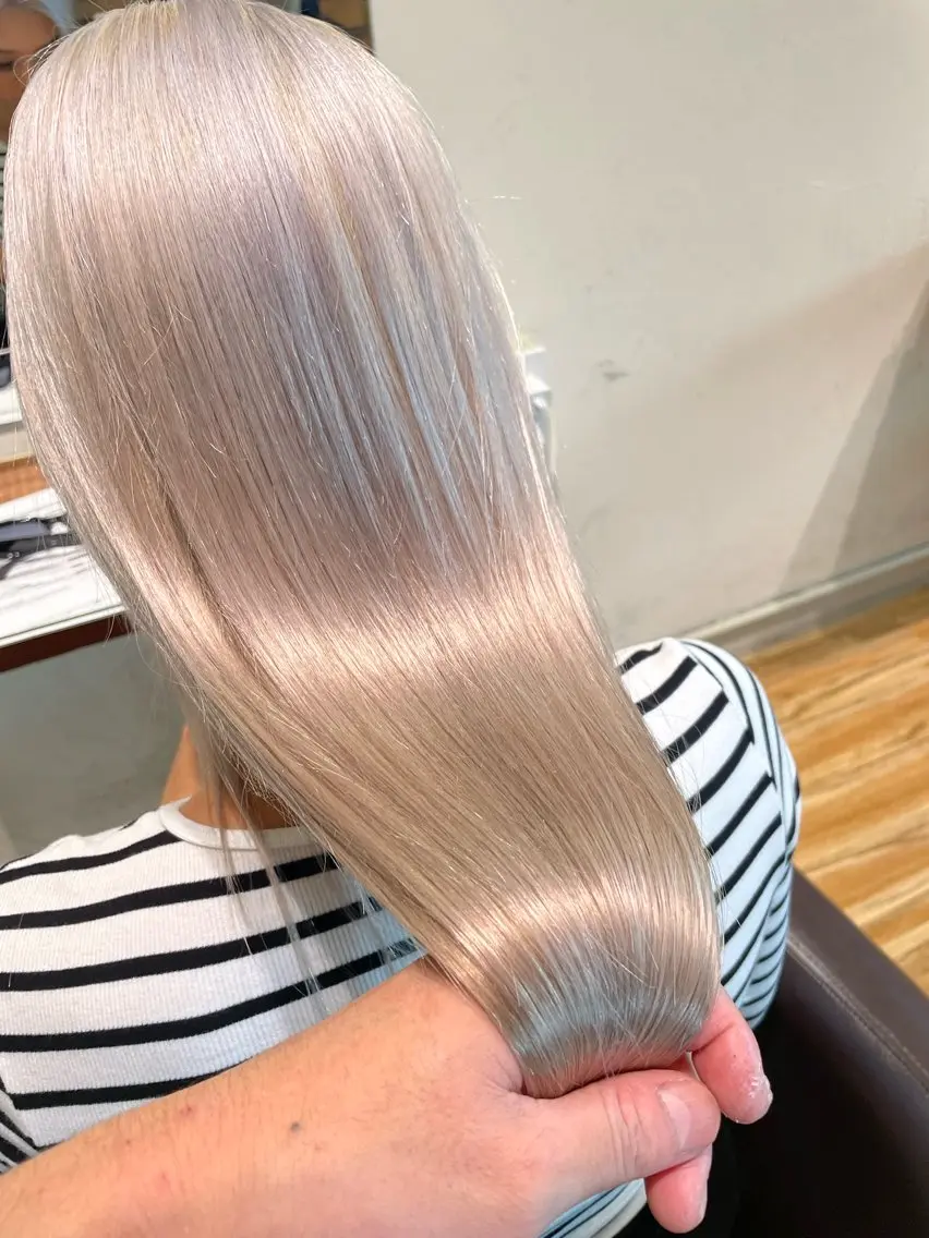 ロング 柔らかな縮毛矯正 透明感カラー💫のヘアスタイル