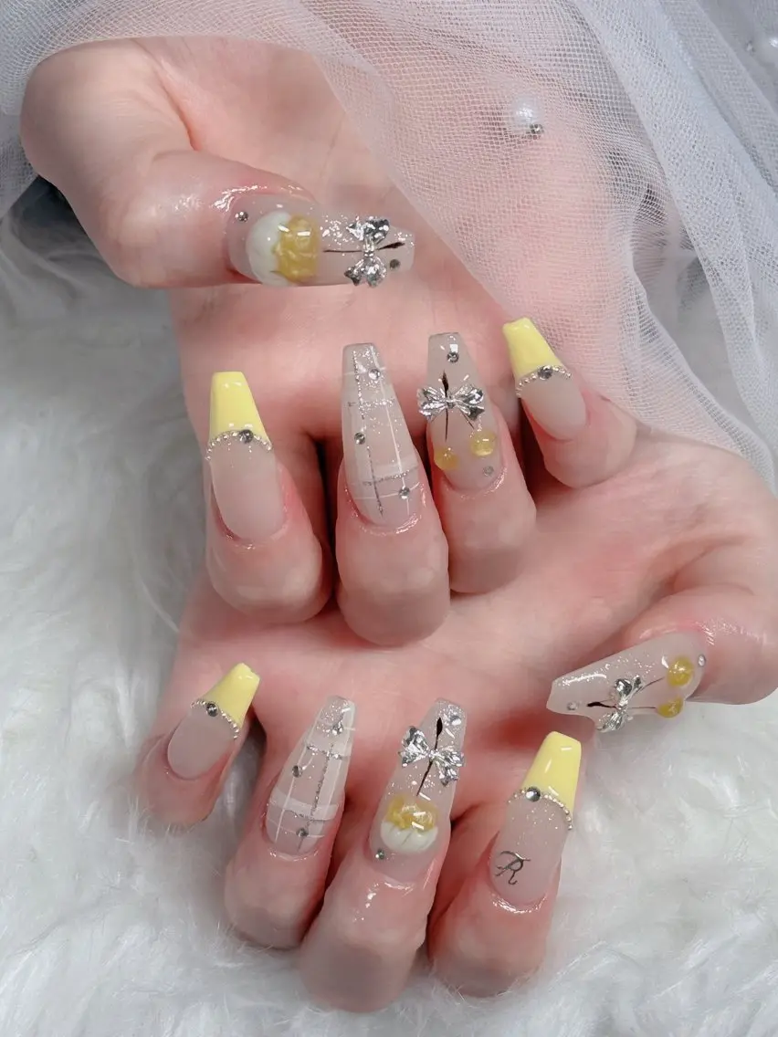 ネイル オーロラネイル フレンチネイル ジェルネイル ハロウィン キラキラネイル H.baby Nail Salonのネイルデザイン