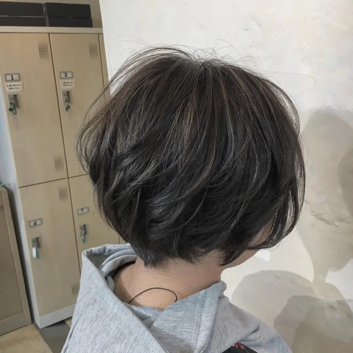 ショート カラー パーマ ヘアアレンジ メンズ キッズ ネイル マツエク・マツパ 前下がりボブ センターパート マッシュ アッシュ グラデーションカラー 角床直哉 カラーカットNO 1のヘアスタイル