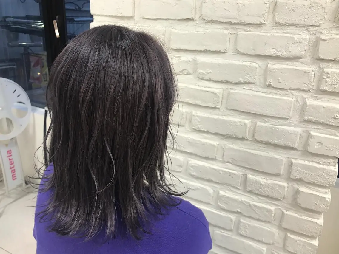 セミロング カラー アッシュ ブリーチ イルミナカラー 【暖色カラー特化】 中山由梨のヘアスタイル