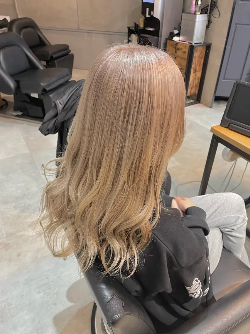 カラー ベージュカラー ミルクティーベージュ ヘアカラー トリートメント HAYATA/透明感 /派手髪/ケアブリのヘアスタイル