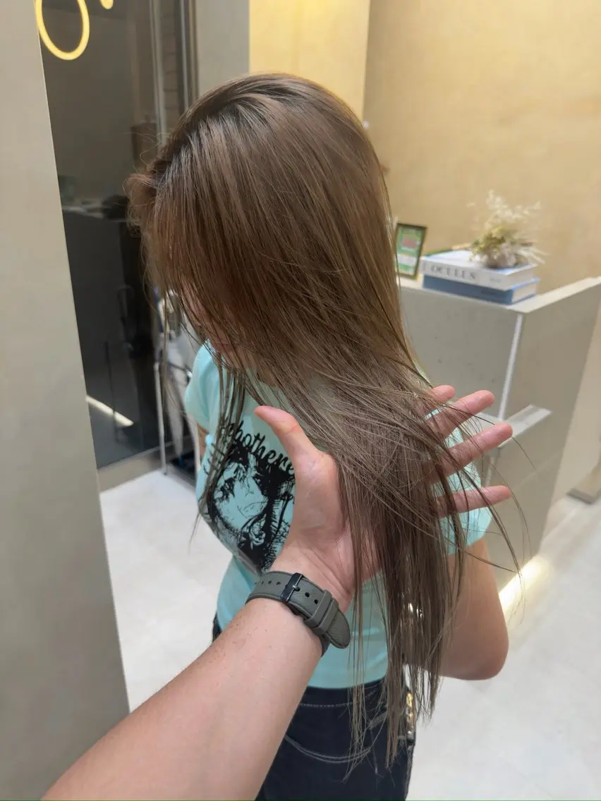 ロング カラー ベージュカラー グレージュ ミルクティーベージュ レイヤーカット カット ヘアカラー トリートメント 艶髪/透明感カラー tawadaのヘアスタイル