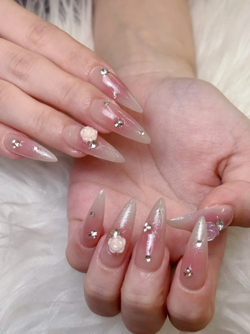 ネイル チークネイル ドット フレンチネイル グラデーション 韓国ネイル ハンドネイル Lisa Nail Salonのネイルデザイン