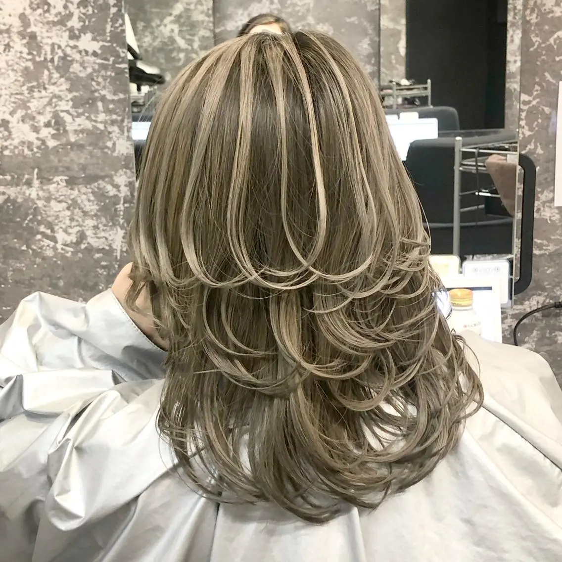 セミロング ハイライト レイヤーカット 𝐍𝐄𝐎 𝐉𝐔𝐑𝐈のネイルデザイン