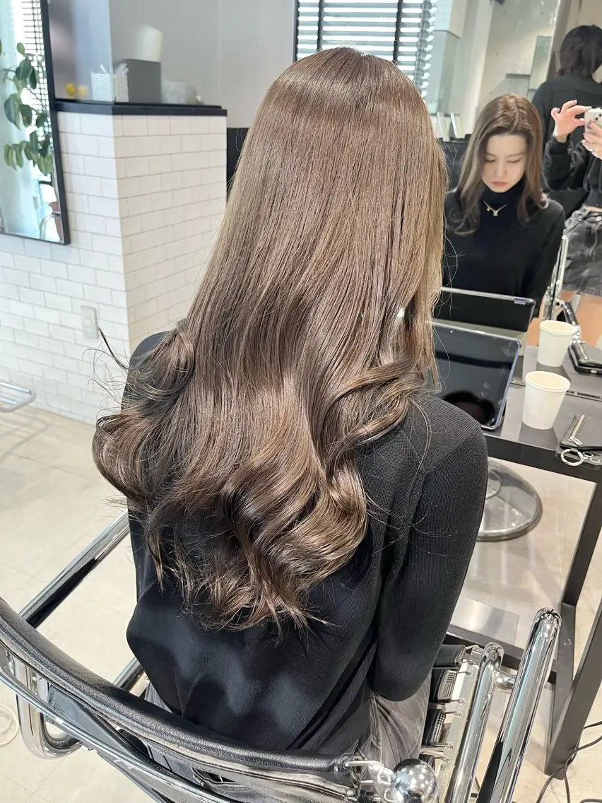 ロング カラー パーマ ヘアアレンジ アディクシーカラー ベージュカラー ブリーチ ケアブリーチ ダブルカラー カット ヘアカラー トリートメント ヘッドスパ ヘアセット 透明感/オリーブ/ グレージュ/YUKAのヘアスタイル