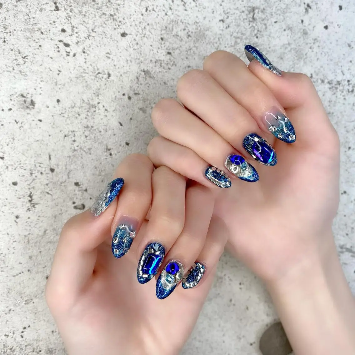セミロング カラー パーマ ヘアアレンジ メンズ キッズ ネイル マツエク・マツパ ブルーカラー ブルー フレンチネイル キラキラネイル ラメ(グリッター) ハンドネイル Salon Ｋのネイルデザイン