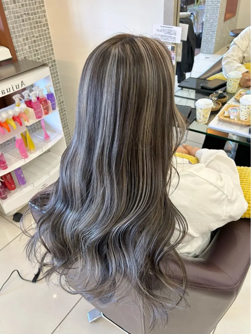 ロング カラー ブリーチ ハイライトカラー シルバー ハイライト トップスタイリスト 林すずかのヘアスタイル