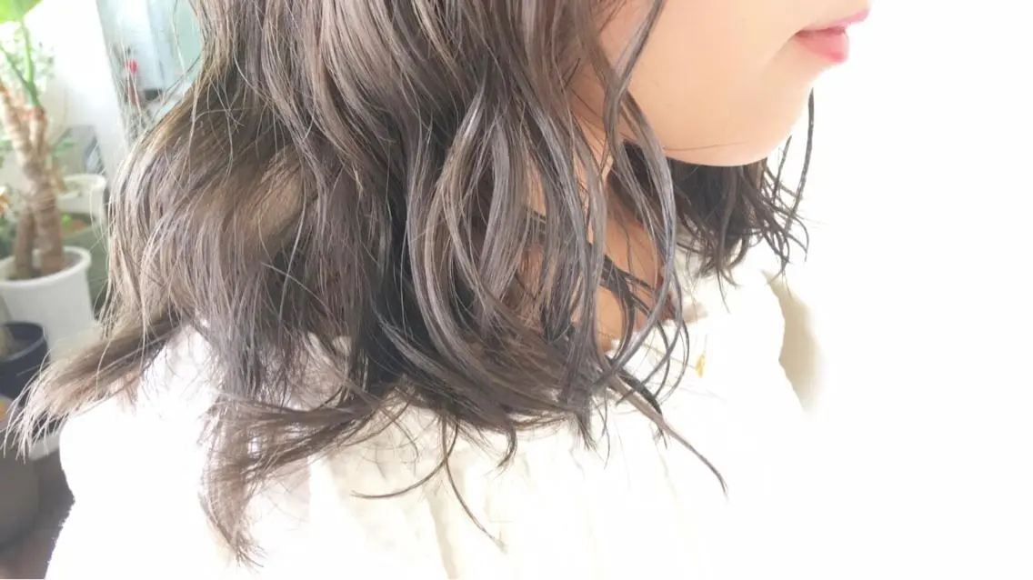 セミロング カラー パーマ ヘアアレンジ アッシュ ベージュカラー エグチ アキラのヘアスタイル