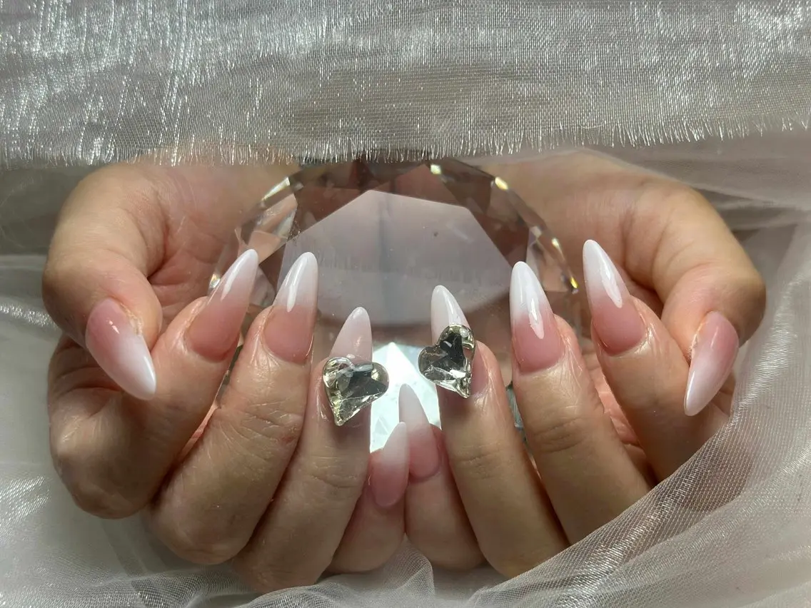 ネイル チークネイル ハート ホログラムネイル ミラーネイル ニュアンスネイル Nie Nail Shinokuboのネイルデザイン