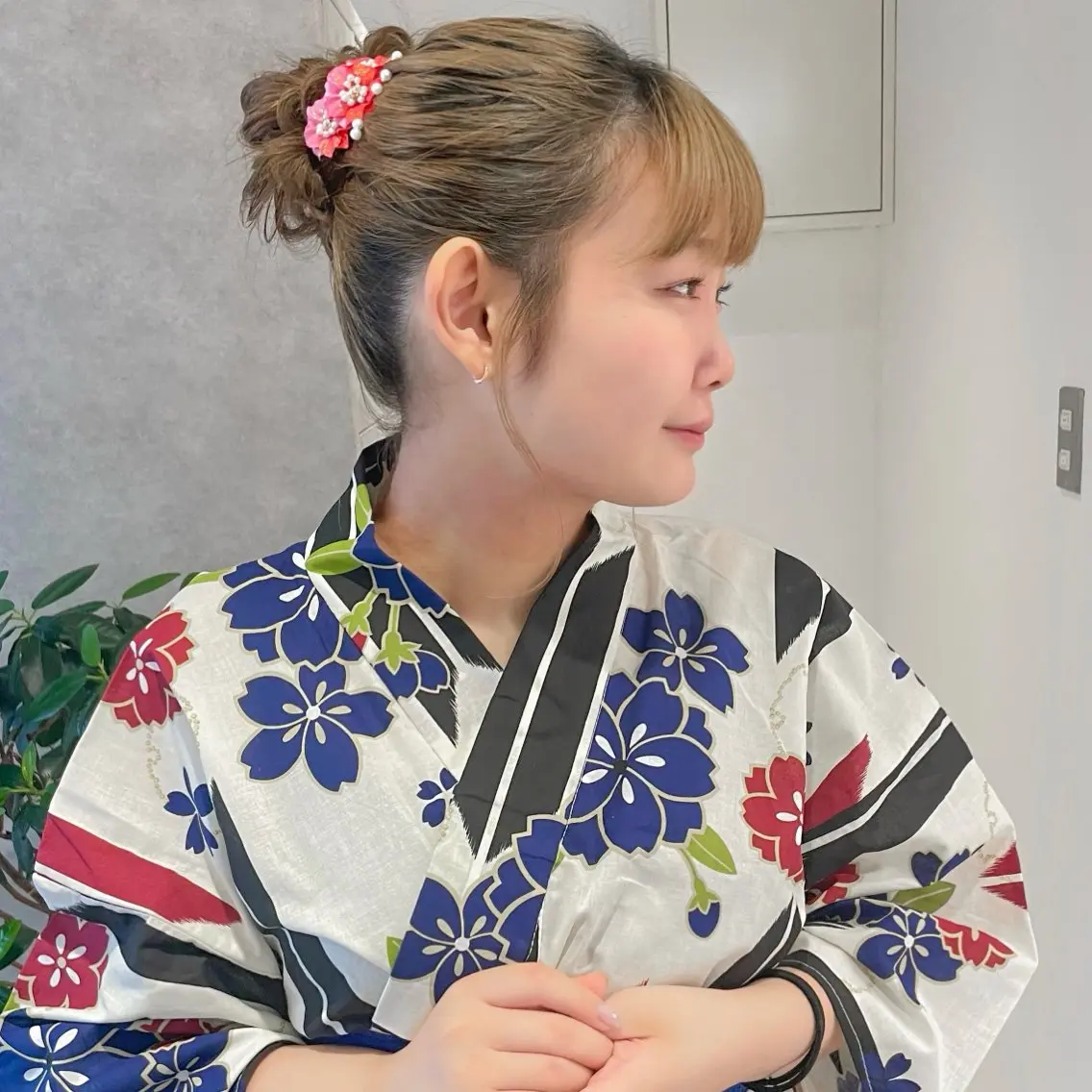 ロング ヘアアレンジ お団子ヘア 簡単アレンジ ロング 浴衣 ダブルカラー,透け カラーHINARIのヘアスタイル