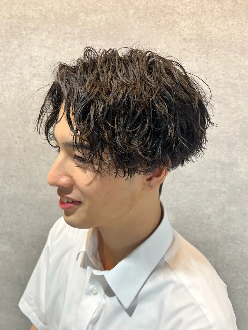 ショート カラー パーマ ヘアアレンジ メンズ センターパート メンズハイライト メンズメッシュ マッシュ メンズパーマ 仕上がり満足度No. 1🔥BLUCK🔥のヘアスタイル