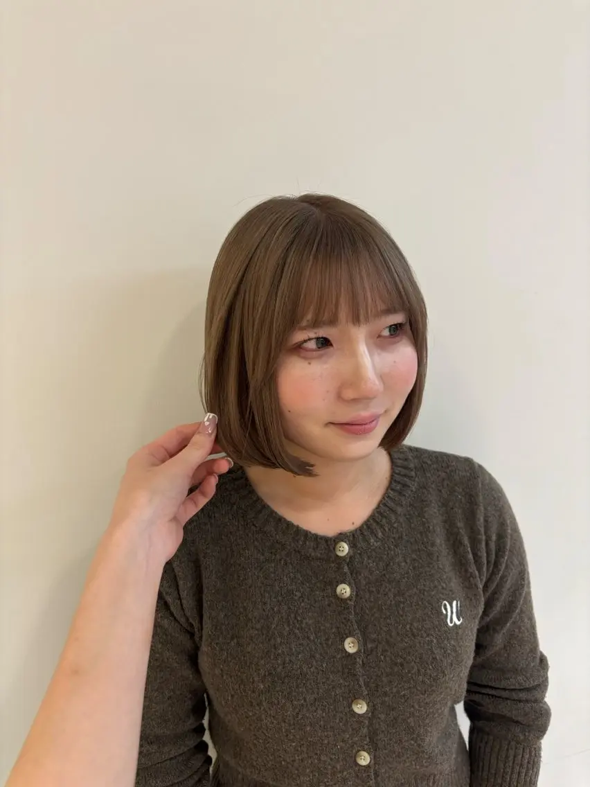 ミディアム カラー ベージュカラー ブリーチ ミルクティーベージュ カット ヘアカラー 柏木 彩夏のヘアスタイル