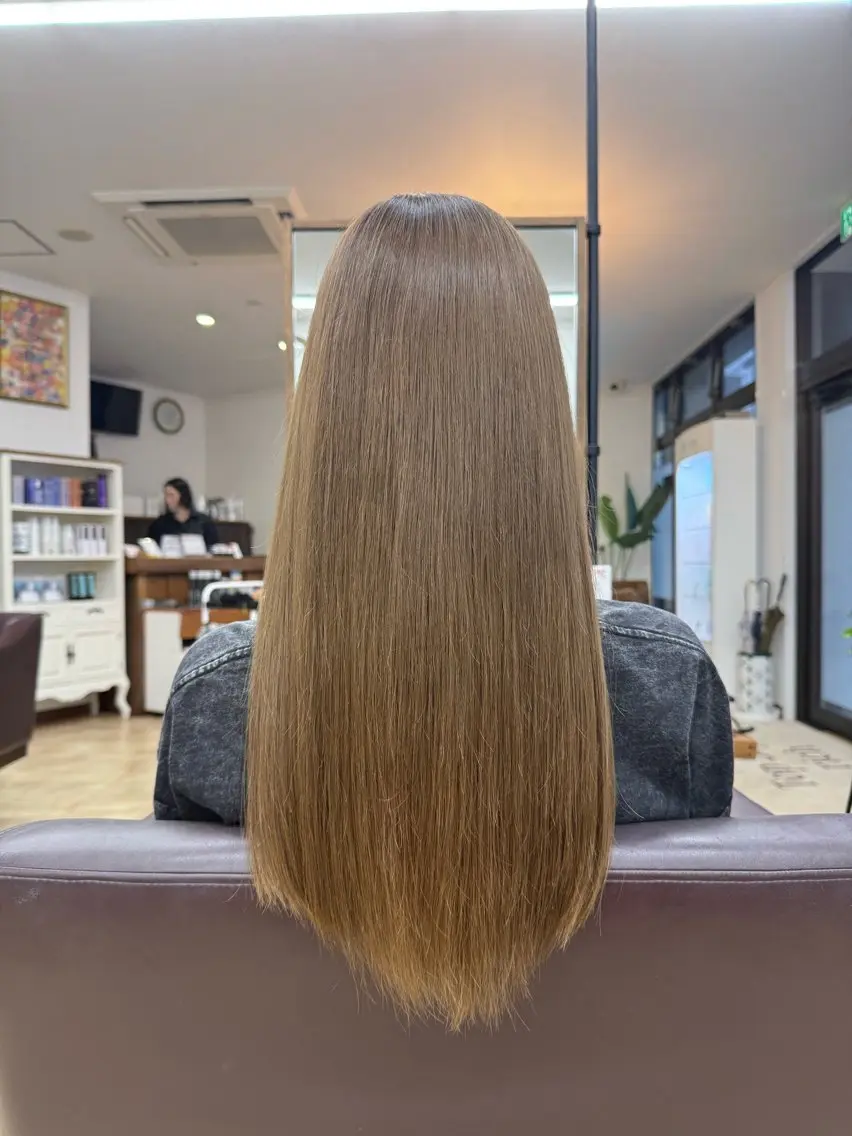 ロング カラー ベージュカラー ブリーチ ブロンド 透明感カラー ミルクティーベージュ ヘアカラー 上村華女 髪質改善カラーのヘアスタイル