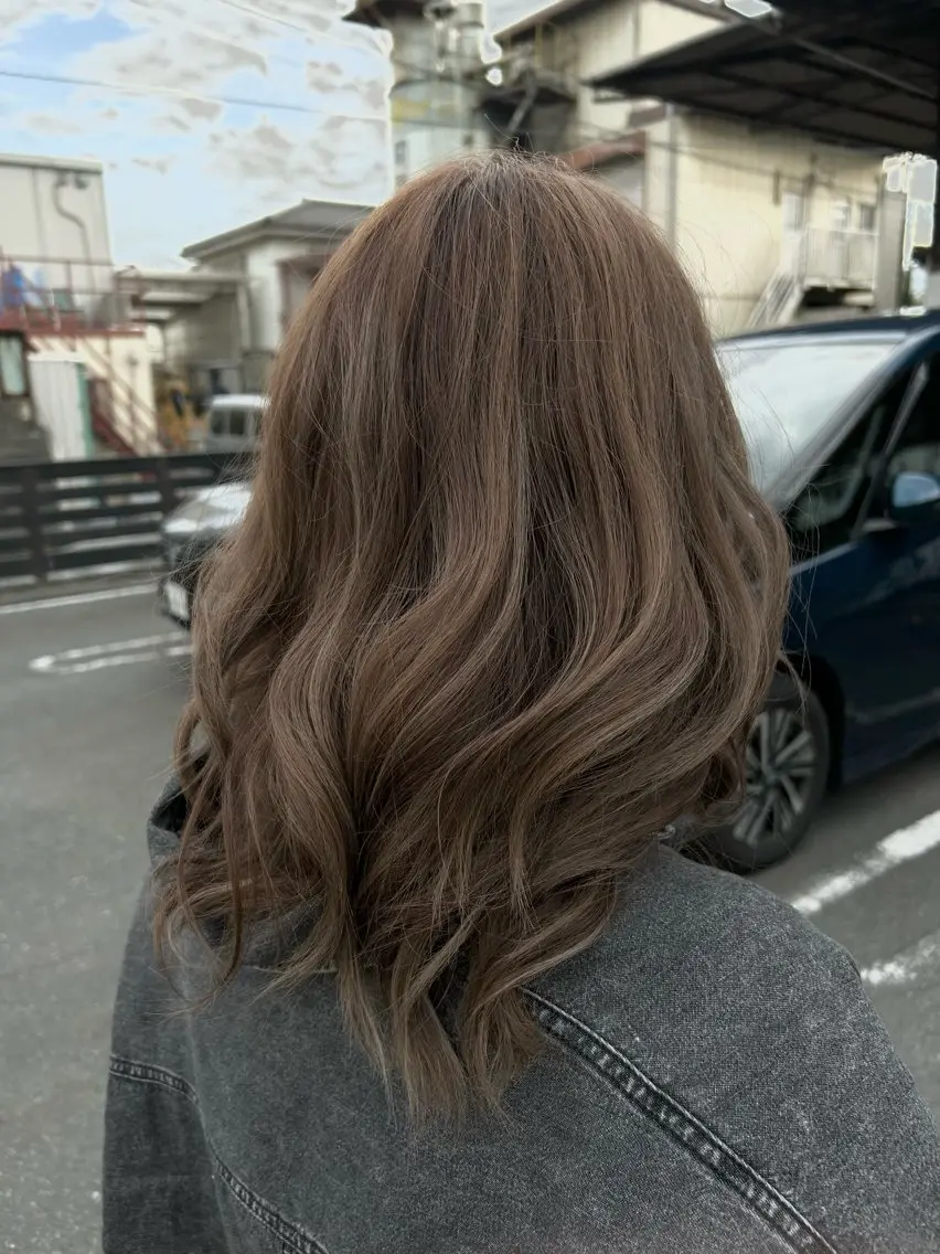 ミディアム カラー ベージュカラー 透明感カラー ハイライトカラー ミルクティーベージュ ハイライト カット ヘアカラー 🍒ྀི🍓 そら🌺🩷ྀིのヘアスタイル