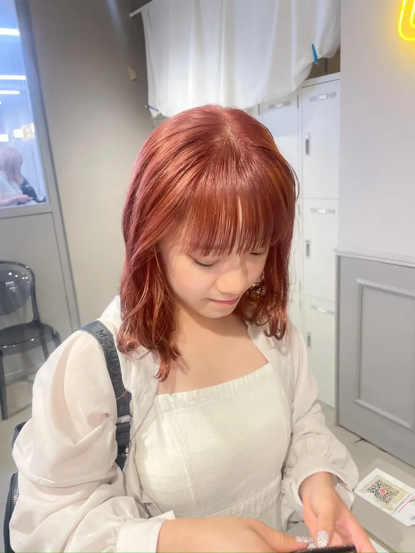 セミロング カラー ベージュカラー ブリーチ ブラウンカラー ケアブリーチ オレンジ 抜け感レイヤー︴ ニュアンスカラーのヘアスタイル