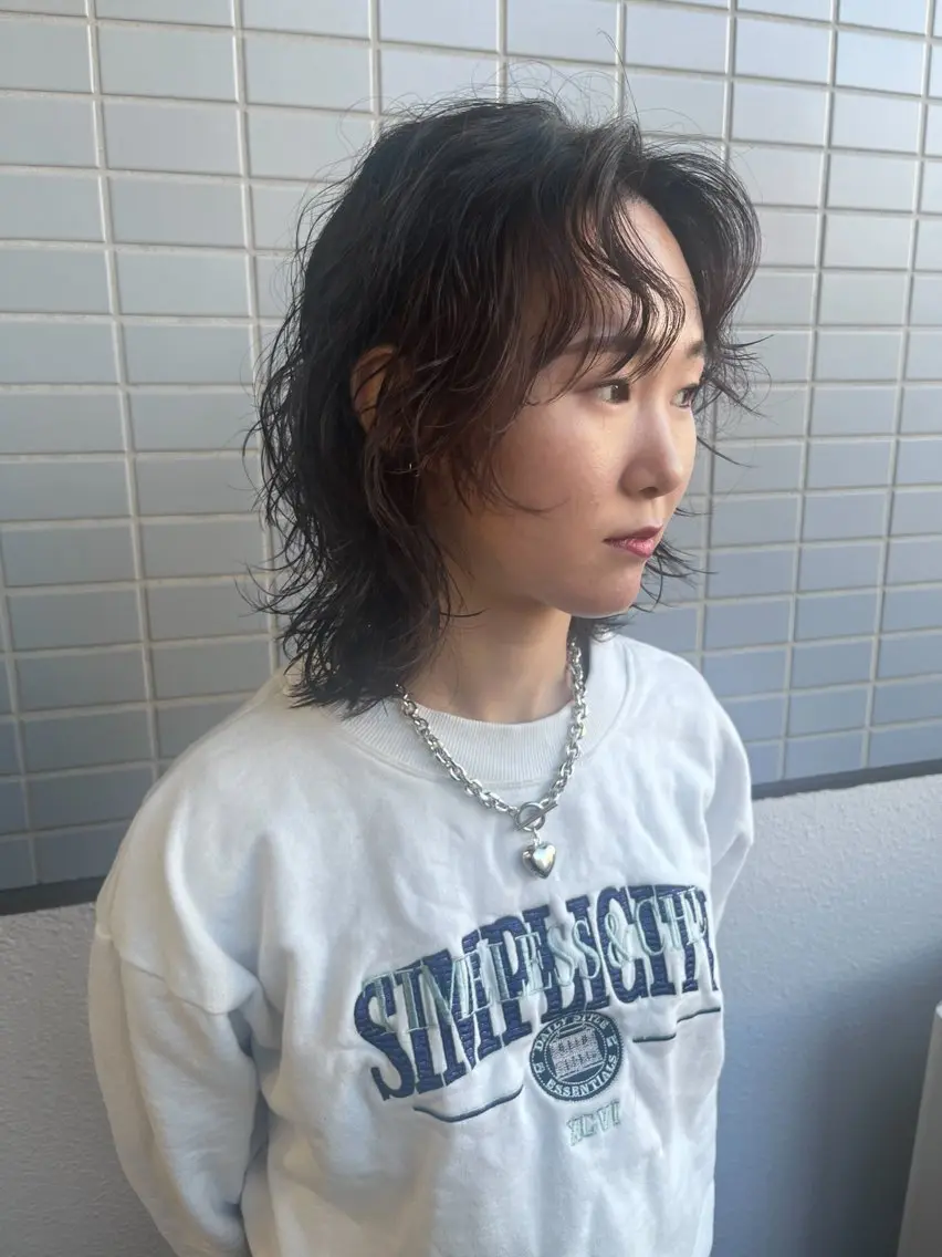 ミディアム カラー ミディアムパーマ レイヤーカット ウルフカット ウルフレイヤー レイヤーカット/ブラ ウンカラー/河野凜のヘアスタイル