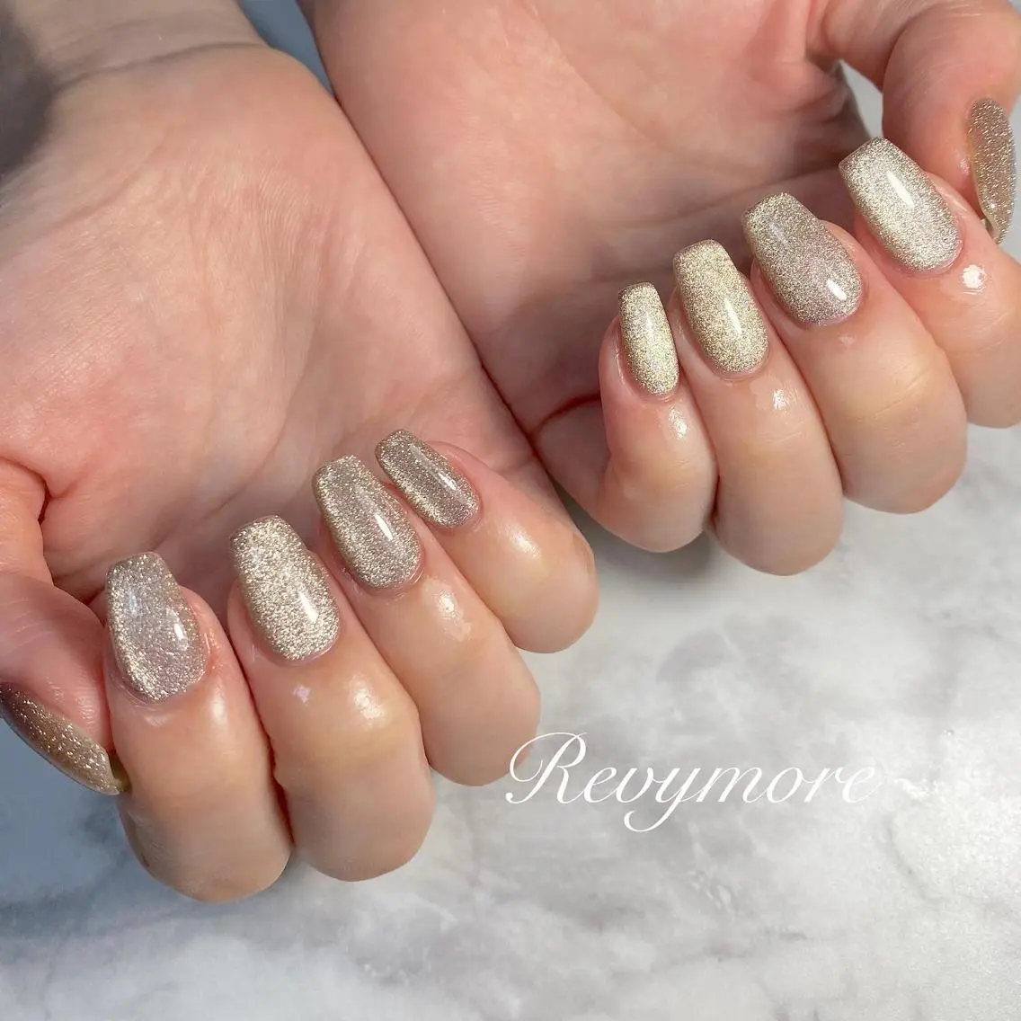 ミディアム ネイル 韓国風ヘア フラッシュネイル フラッシュマグ ジェルネイル キラキラネイル nail salon Revymoreのネイルデザイン