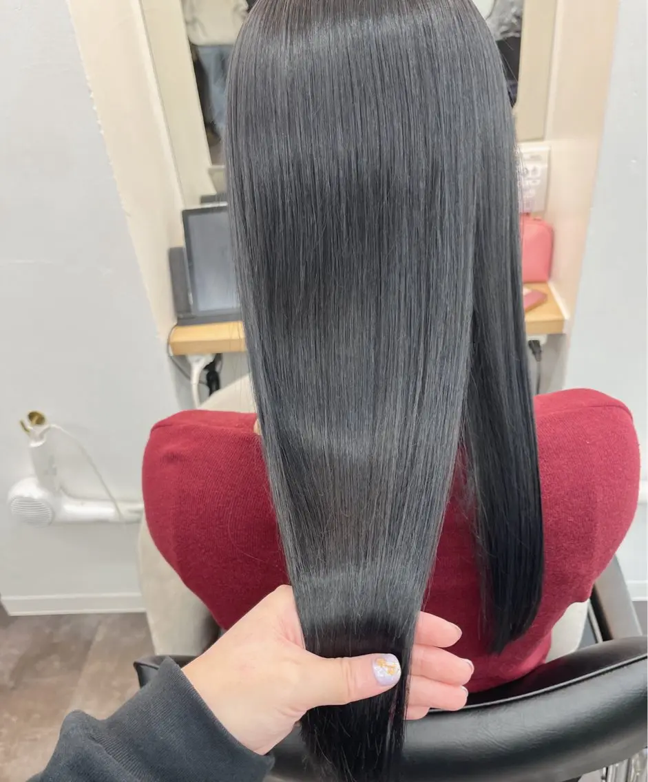 ロング カラー 黒髪 ブルーカラー ブルーブラック 透明感カラー トリートメント mai🐷髪質改善 🖤透ける暗髪🖤のヘアスタイル
