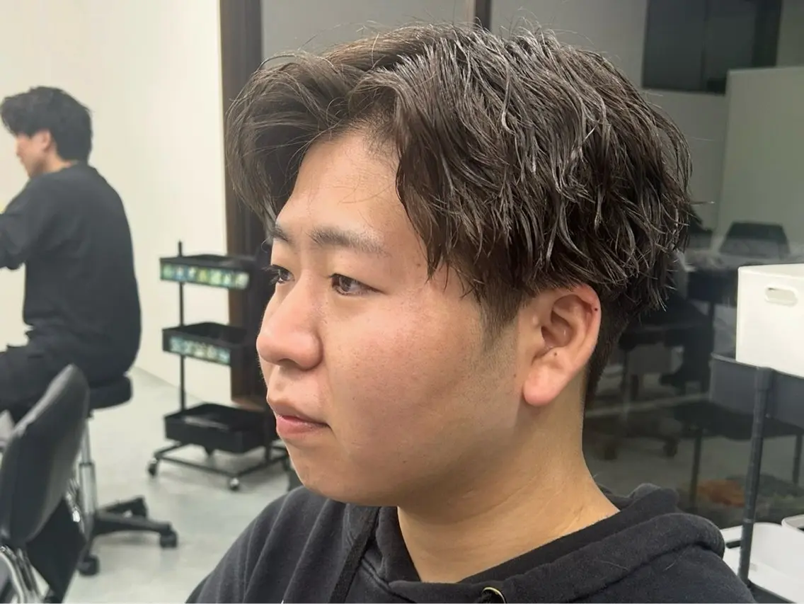 ショート パーマ メンズ センターパート フェードカット マッシュ メンズパーマ スペインカール パーマ 宮下 遼太のヘアスタイル