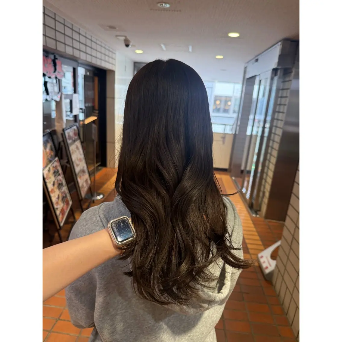 ロング カラー ベージュカラー オリーブベージュ 女性のための美容師/ 下北沢/ヨシダモモカのヘアスタイル