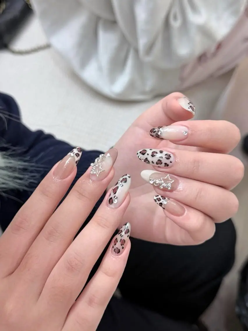 ネイル チークネイル フレンチネイル グラデーション キラキラネイル 韓国ネイル ハンドネイル Minette nailHuongのネイルデザイン