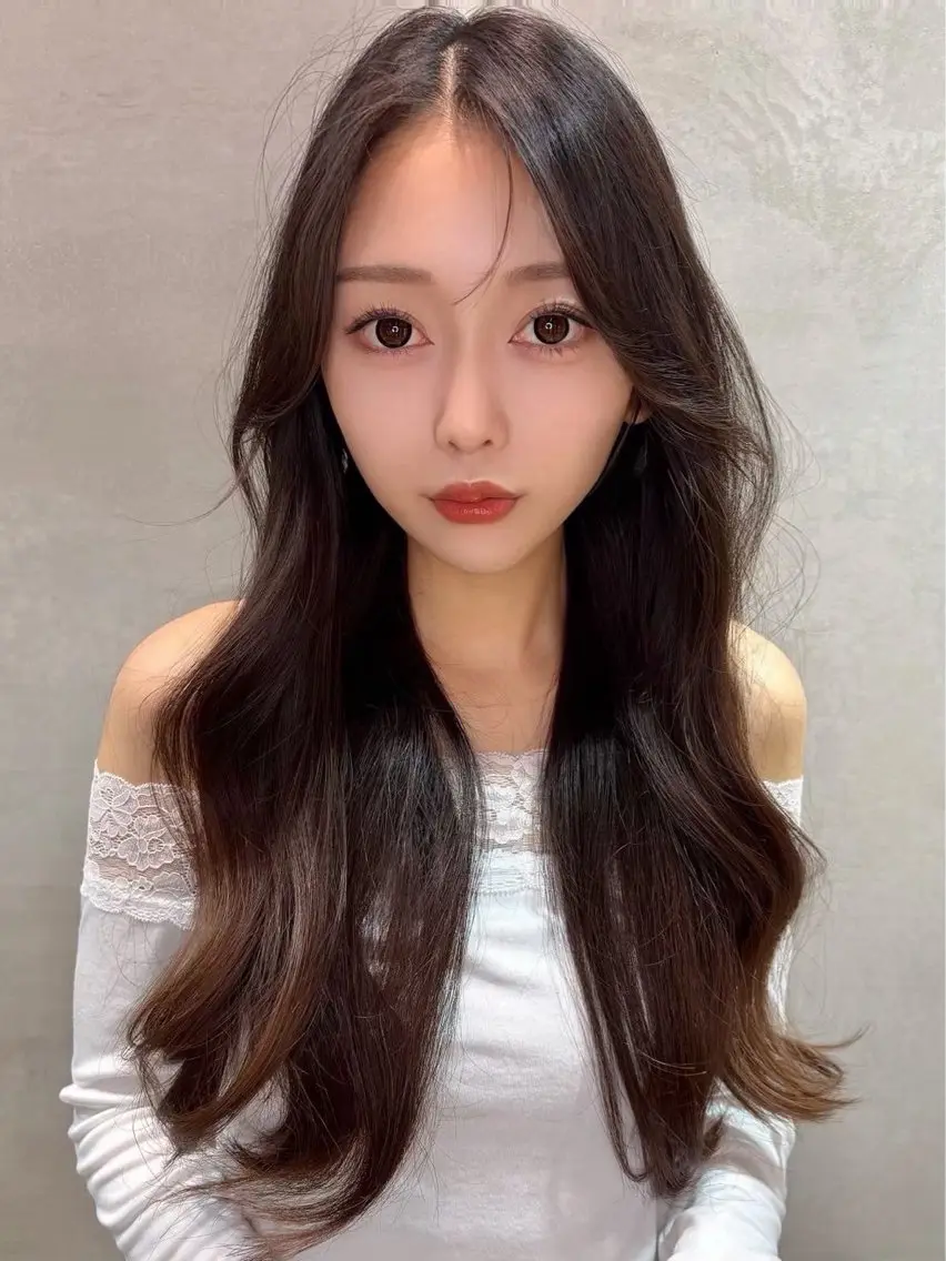ロング ロングレイヤー くびれヘア 韓国風ヘア レイヤーカット ロング カット ヘアカラー トリートメント 小顔レイヤー/顔周り 艶髪カラー/金山のヘアスタイル
