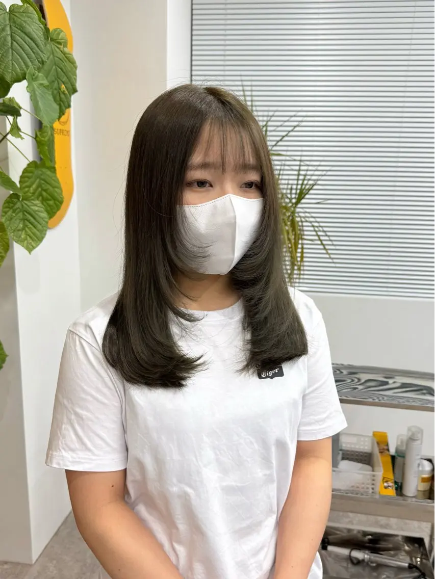 セミロング カラー ベージュカラー オリーブベージュ 顔まわりレイヤー レイヤーカット カット ヘアカラー トリートメント azumi/グレー ジュ/オリーブ/縮毛のヘアスタイル