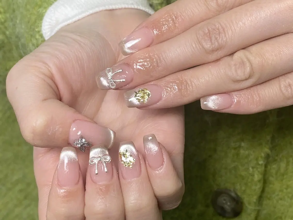 ネイル チークネイル フレンチネイル ジェルネイル ガラスフレンチ キラキラネイル ハンドネイル UM Nail Salonのネイルデザイン