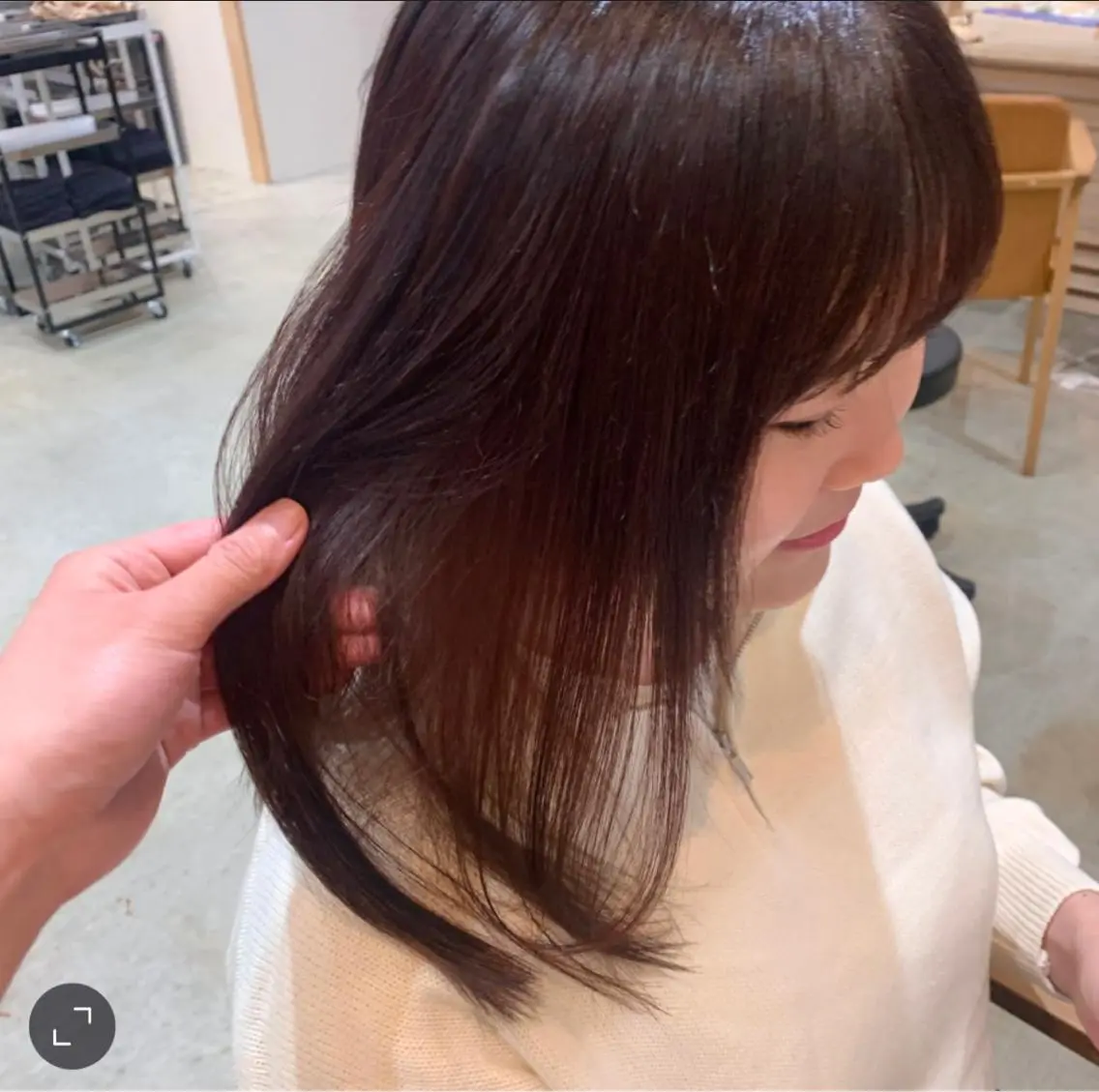 セミロング カラー パーマ ヘアアレンジ 切りっぱなしボブ セミロングパーマ ベージュカラー カシス ハイトーンカラー ボブ/レイヤー/ニュ アンスパーマ/小夏のヘアスタイル